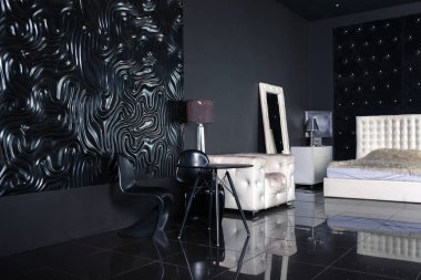 Beyaz şık mobilyalı modern siyah iç mekan.