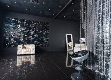 Beyaz şık mobilyalı modern siyah iç mekan.