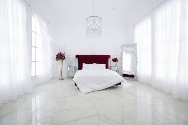 Lüks beyaz ışıklı yatak odası iç tasarımı. Koyu kırmızı büyük yatak