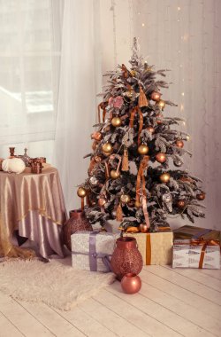 Yılbaşı arifesi. Noel ağacının altında hediyeler ve oyuncaklar. Noel süsleri. Lüks, aydınlık, temiz, parlak, güzel ev içleri..