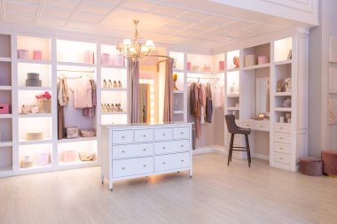 Pembeli şık, parlak bir dairede modern, lüks bir soyunma odası. Moda aydınlatma, şık lüks tasarım ve beyaz mobilyalar