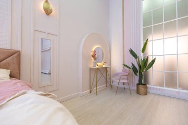 Lüks, modern, pahalı, ferah, aydınlık, şık dairenin güzellik köşesi. döşenmiş mobilyalar ve dekoratif ışıklandırma, yumuşak pastel renkler ve rahat atmosfer