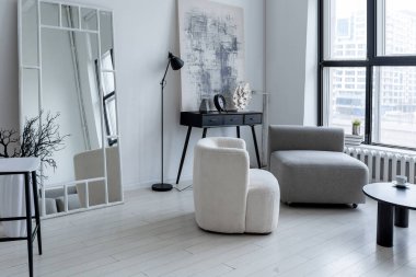 modern minimalist iç tasarım aydınlık parlak tek renkli oda siyah beyaz mobilyalar, temiz beyaz duvarlar ve büyük pencereler