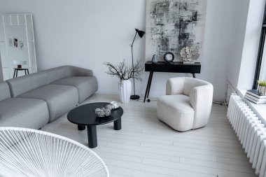modern minimalist iç tasarım aydınlık parlak tek renkli oda siyah beyaz mobilyalar, temiz beyaz duvarlar ve büyük pencereler