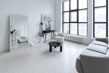 modern minimalist iç tasarım aydınlık parlak tek renkli oda siyah beyaz mobilyalar, temiz beyaz duvarlar ve büyük pencereler