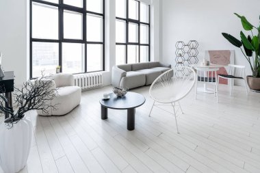 modern minimalist iç tasarım aydınlık parlak tek renkli oda siyah beyaz mobilyalar, temiz beyaz duvarlar ve büyük pencereler