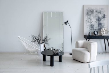 modern minimalist iç tasarım aydınlık parlak tek renkli oda siyah beyaz mobilyalar, temiz beyaz duvarlar ve büyük pencereler
