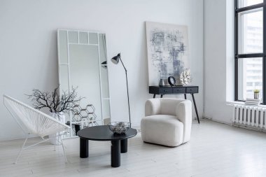 modern minimalist iç tasarım aydınlık parlak tek renkli oda siyah beyaz mobilyalar, temiz beyaz duvarlar ve büyük pencereler