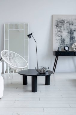 modern minimalist iç tasarım aydınlık parlak tek renkli oda siyah beyaz mobilyalar, temiz beyaz duvarlar ve büyük pencereler