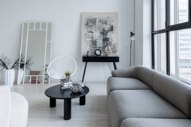 modern minimalist iç tasarım aydınlık parlak tek renkli oda siyah beyaz mobilyalar, temiz beyaz duvarlar ve büyük pencereler