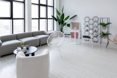 modern minimalist iç tasarım aydınlık parlak tek renkli oda siyah beyaz mobilyalar, temiz beyaz duvarlar ve büyük pencereler