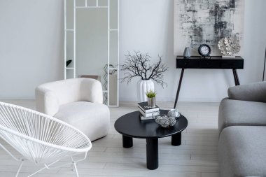 modern minimalist iç tasarım aydınlık parlak tek renkli oda siyah beyaz mobilyalar, temiz beyaz duvarlar ve büyük pencereler