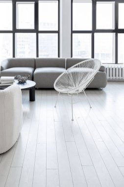 modern minimalist iç tasarım aydınlık parlak tek renkli oda siyah beyaz mobilyalar, temiz beyaz duvarlar ve büyük pencereler