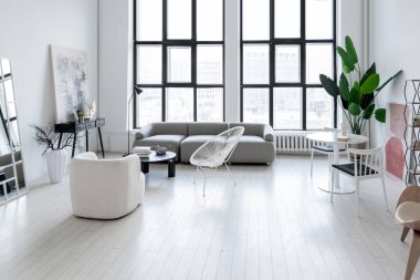 modern minimalist iç tasarım aydınlık parlak tek renkli oda siyah beyaz mobilyalar, temiz beyaz duvarlar ve büyük pencereler