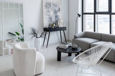 modern minimalist iç tasarım aydınlık parlak tek renkli oda siyah beyaz mobilyalar, temiz beyaz duvarlar ve büyük pencereler