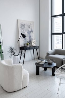 modern minimalist iç tasarım aydınlık parlak tek renkli oda siyah beyaz mobilyalar, temiz beyaz duvarlar ve büyük pencereler