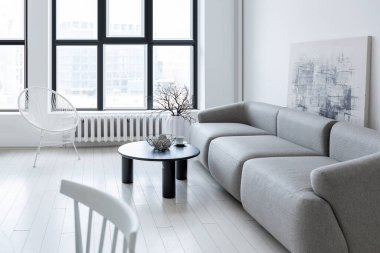 modern minimalist iç tasarım aydınlık parlak tek renkli oda siyah beyaz mobilyalar, temiz beyaz duvarlar ve büyük pencereler