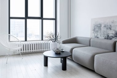 modern minimalist iç tasarım aydınlık parlak tek renkli oda siyah beyaz mobilyalar, temiz beyaz duvarlar ve büyük pencereler