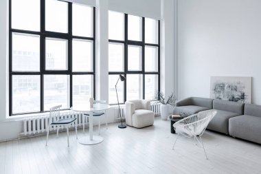 modern minimalist iç tasarım aydınlık parlak tek renkli oda siyah beyaz mobilyalar, temiz beyaz duvarlar ve büyük pencereler