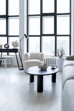 modern minimalist iç tasarım aydınlık parlak tek renkli oda siyah beyaz mobilyalar, temiz beyaz duvarlar ve büyük pencereler