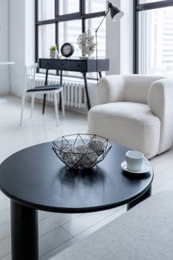 modern minimalist iç tasarım aydınlık parlak tek renkli oda siyah beyaz mobilyalar, temiz beyaz duvarlar ve büyük pencereler