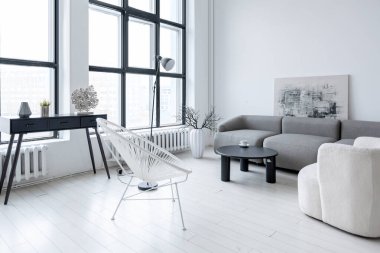 modern minimalist iç tasarım aydınlık parlak tek renkli oda siyah beyaz mobilyalar, temiz beyaz duvarlar ve büyük pencereler