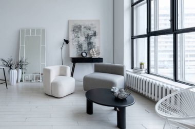 modern minimalist iç tasarım aydınlık parlak tek renkli oda siyah beyaz mobilyalar, temiz beyaz duvarlar ve büyük pencereler