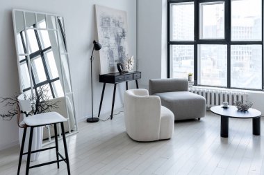 modern minimalist iç tasarım aydınlık parlak tek renkli oda siyah beyaz mobilyalar, temiz beyaz duvarlar ve büyük pencereler