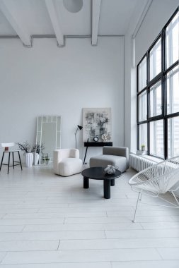 modern minimalist iç tasarım aydınlık parlak tek renkli oda siyah beyaz mobilyalar, temiz beyaz duvarlar ve büyük pencereler