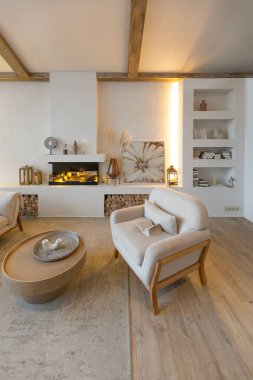 Açık bir planı, ahşap kaplamaları, sıcak renkleri ve aile ocağı olan şık, sıcak bir kır evinin içi. Aile ve misafirler için dinlenme alanı manzarası