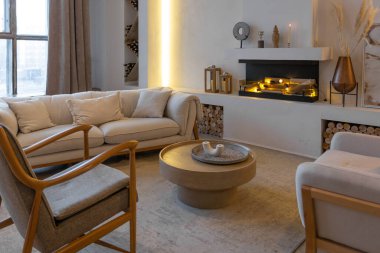 Açık bir planı, ahşap kaplamaları, sıcak renkleri ve aile ocağı olan şık, sıcak bir kır evinin içi. Aile ve misafirler için dinlenme alanı manzarası