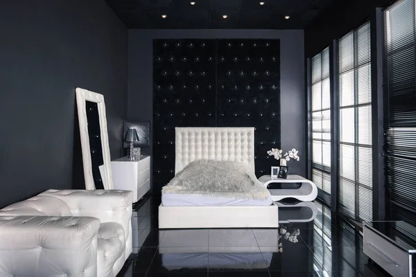 Interior Hitam Mewah Modern Dengan Furnitur Chic Putih — Stok Foto