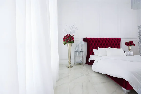 Design Interior Lux Alb Dormitor Lumină Pat Roșu Închis Mare — Fotografie, imagine de stoc