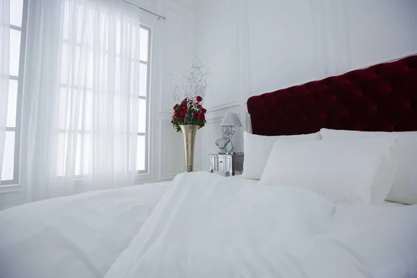 豪華な白い光の寝室のインテリアデザイン 濃い赤の大きなベッド — ストック写真