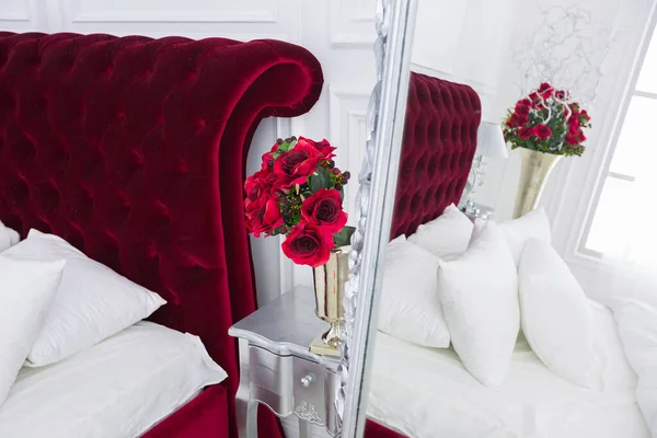 Luxury White Light Bedroom Interior Design Dark Red Large Bed — Stock Photo, Image