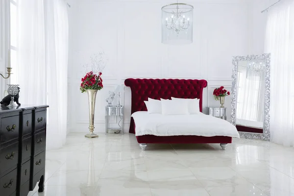 奢华的白光卧室室内设计 深红色的大床 — 图库照片