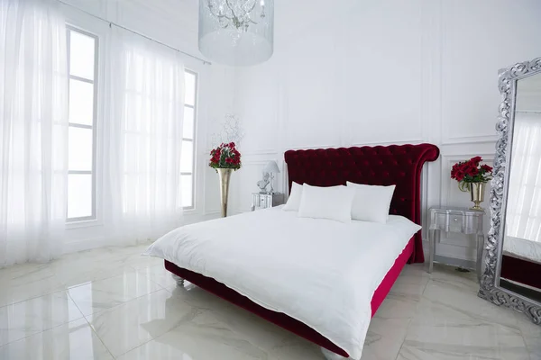 Luxo Branco Luz Quarto Design Interiores Cama Grande Vermelha Escura — Fotografia de Stock