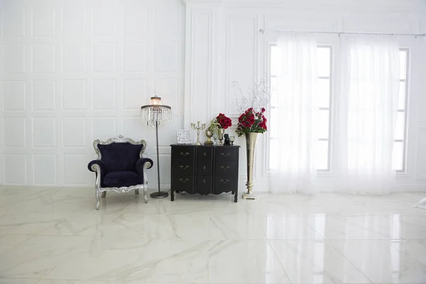 Luxury White Light Bedroom Interior Design Dark Red Large Bed — Stock Photo, Image