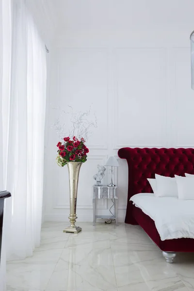 Lusso Bianco Luce Camera Letto Interior Design Rosso Scuro Grande — Foto Stock