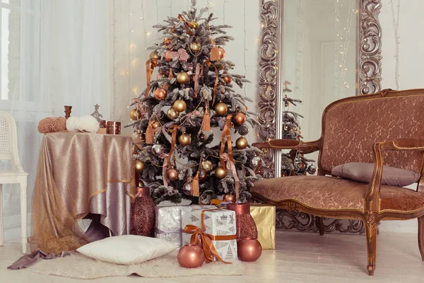 Nieuwjaarsinterieur Geschenken Speelgoed Onder Kerstboom Kerstversiering Luxe Helder Schoon Helder — Stockfoto