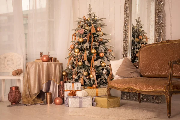 Újévi Bútor Ajándékok Játékok Karácsonyfa Alatt Karácsonyi Dekoráció Luxus Világos — Stock Fotó