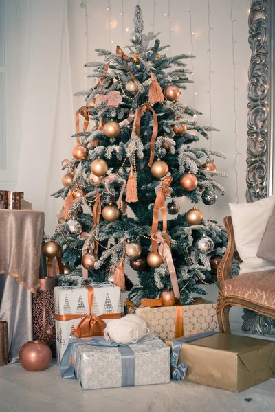 Silvester Innenraum Geschenke Und Spielzeug Unter Dem Weihnachtsbaum Weihnachtsdekoration Luxus — Stockfoto