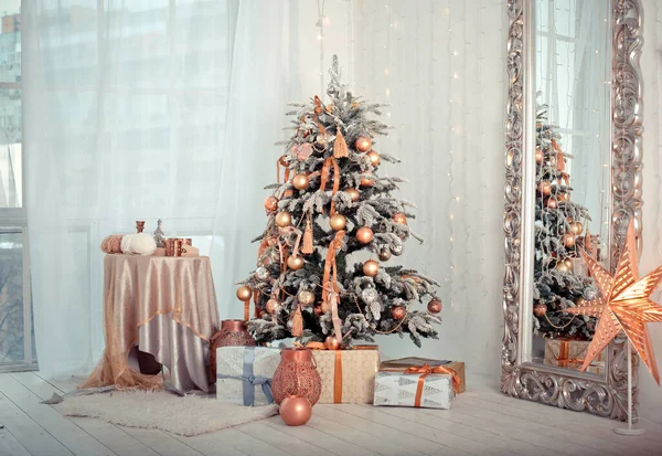 Silvester Innenraum Geschenke Und Spielzeug Unter Dem Weihnachtsbaum Weihnachtsdekoration Luxus — Stockfoto