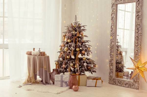 Interior Año Nuevo Regalos Juguetes Bajo Árbol Navidad Decoraciones Navideñas — Foto de Stock
