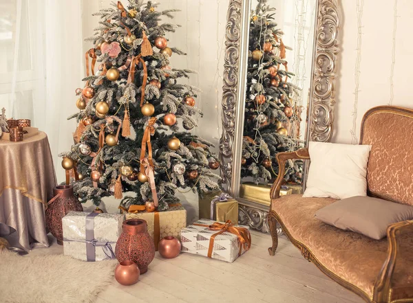 Újévi Bútor Ajándékok Játékok Karácsonyfa Alatt Karácsonyi Dekoráció Luxus Világos — Stock Fotó