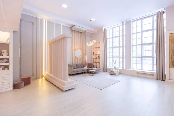 一个昂贵宽敞明亮的公寓的客厅的豪华的现代化的内部 室内装潢家具和装饰照明 柔和的彩绘和舒适的氛围 — 图库照片