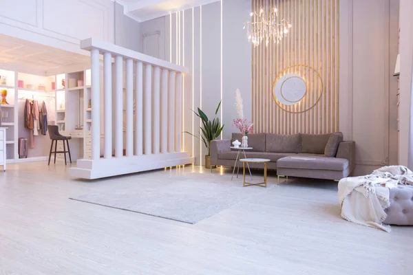 Luxusní Moderní Interiér Obývacího Pokoje Drahého Prostorného Světlého Bytu Čalouněný — Stock fotografie
