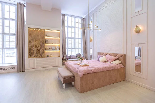 豪华的现代卧房内部的昂贵的宽敞的轻型风格的公寓 室内装潢家具和装饰照明 柔和的彩绘和舒适的氛围 — 图库照片