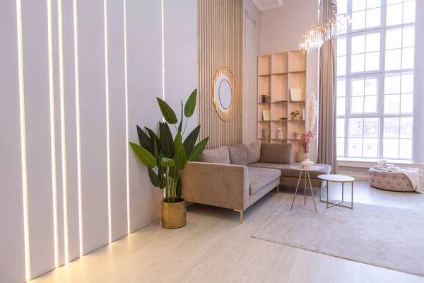一个昂贵宽敞明亮的公寓的客厅的豪华的现代化的内部 室内装潢家具和装饰照明 柔和的彩绘和舒适的氛围 — 图库照片