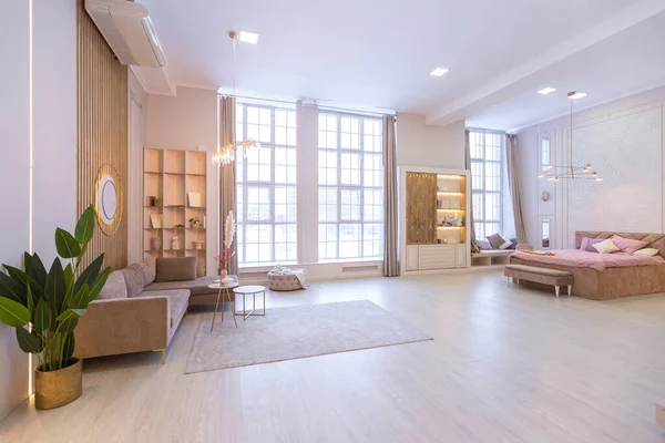 Przestronne Drogie Luksusowe Jasne Wnętrze Apartamentu Otwartym Planie Różowych Kolorach — Zdjęcie stockowe